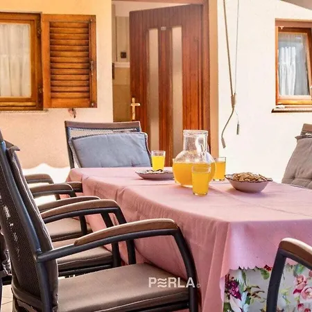 Melita Cozy Terrace And Large Garden Holiday home *